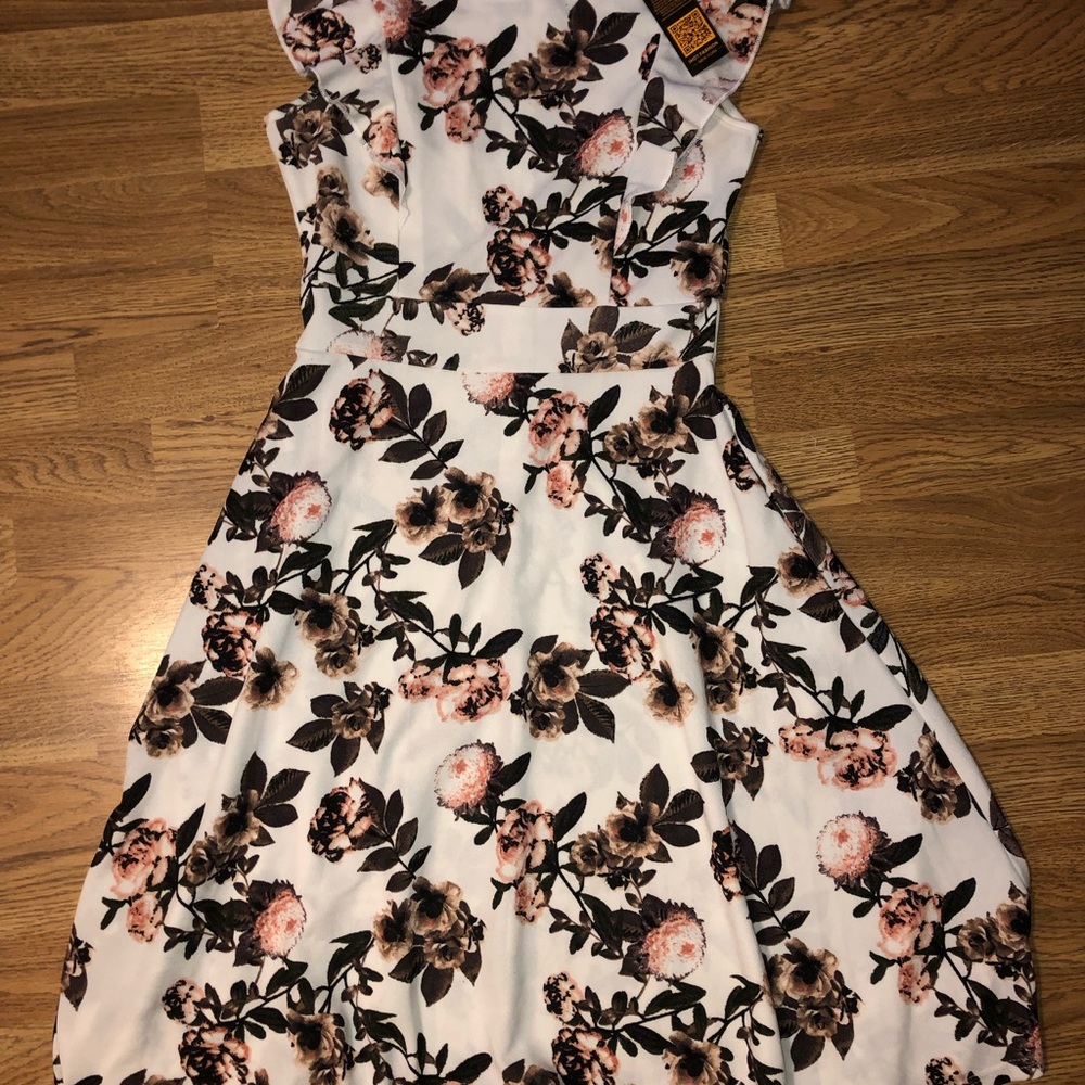 Women’s small floral dress NEW!
